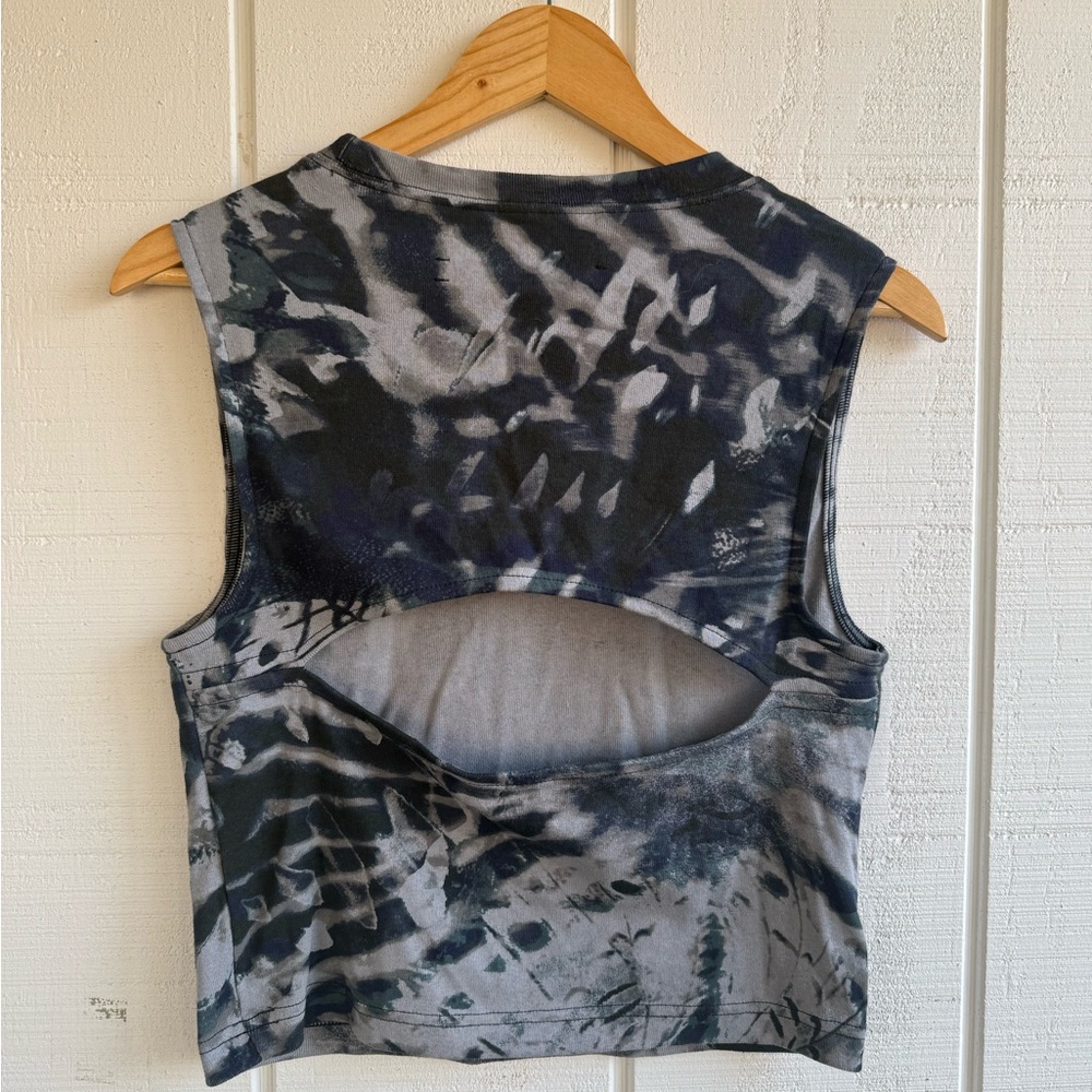 UO Silence + Noise Butterfly Cropped Tank Tie Dye Back Cut Out Tank Size XL - Picture 2 of 3